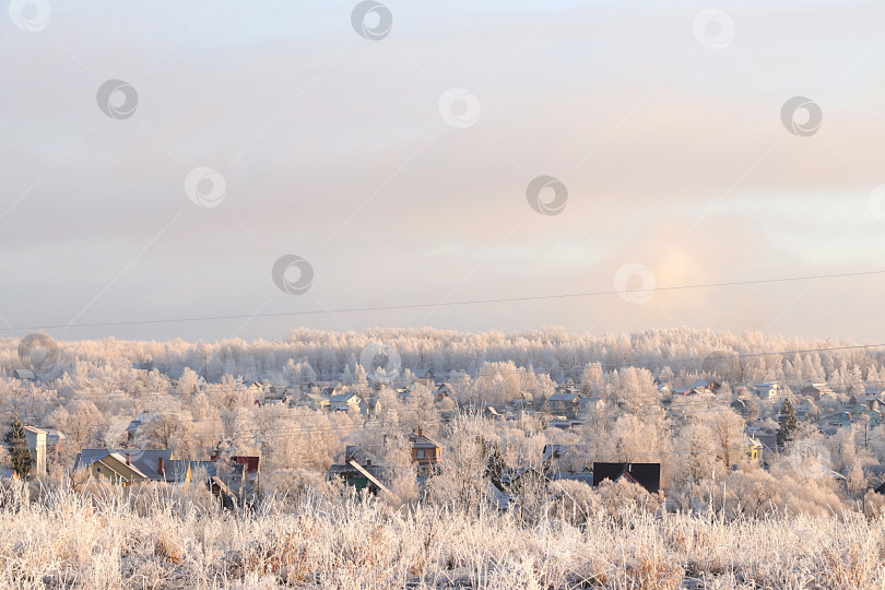 Скачать Русская природа зимой, красивый рождественский фон. Сельский пейзаж перед снежной бурей, в сильный мороз и при низких температурах. Это красивый зимний баннер, новогодняя открытка, фотосток Ozero