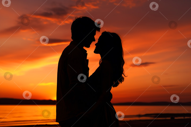 Скачать Силуэт любящей обнимающейся пары, флиртующих мужчины и женщины вместе на пляже у моря на закате, вид сбоку фотосток Ozero