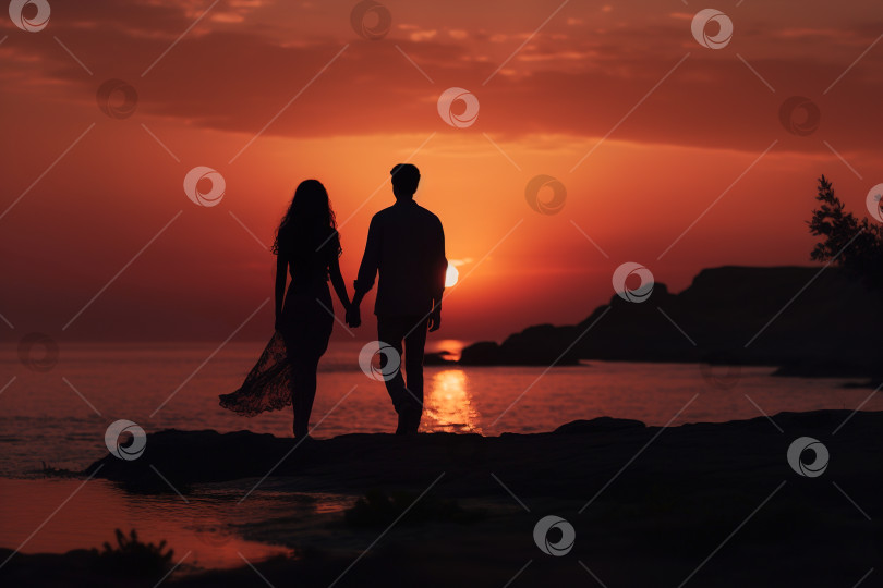 Скачать Силуэт влюбленной пары, держащейся за руки на пляже у моря на закате, вид сзади фотосток Ozero