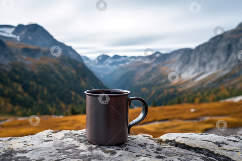 Скачать Железная походная кружка с пустым местом для клеймения, стоящая на фоне гор, простая металлическая чашка серого цвета на природе фотосток Ozero