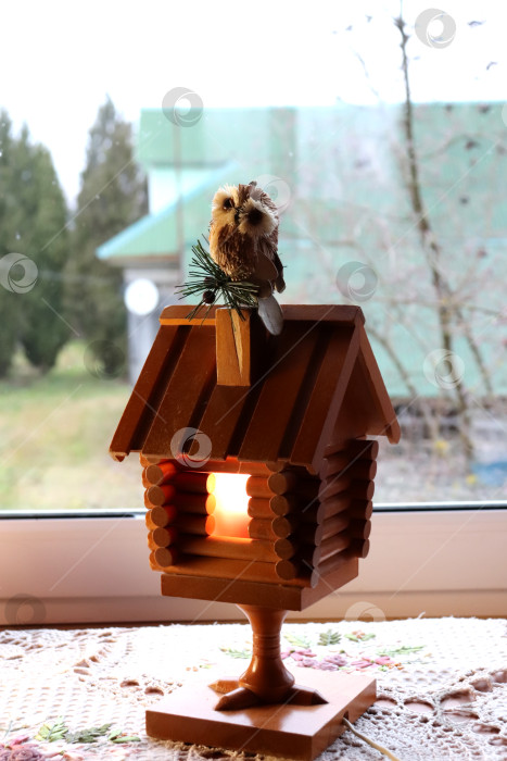 Скачать Деревянный ретро светильник с совой на трубе - избушка на курьих ножках фотосток Ozero