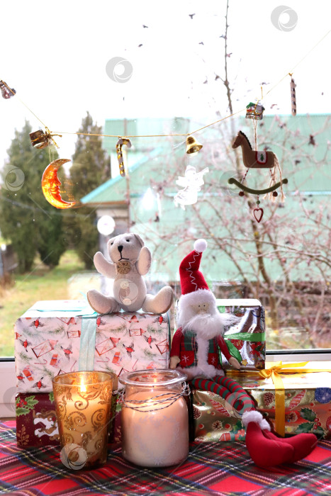 Скачать Новогоднее окно - гирлянда, подарки, игрушки и свечи фотосток Ozero