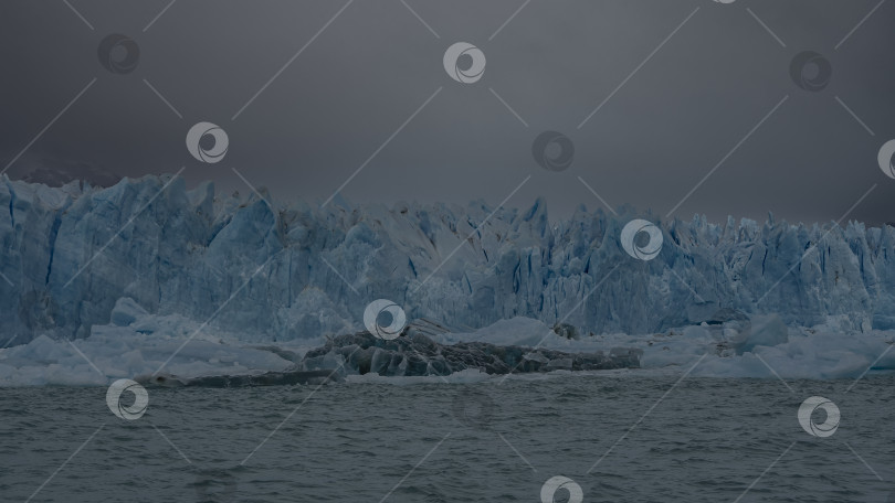 Скачать Впечатляющий ледник Перито-Морено. фотосток Ozero