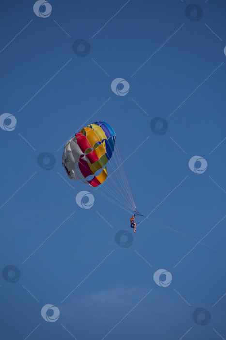 Скачать Полет с парашютом за катером фотосток Ozero