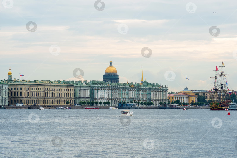 Скачать вид на Эрмитаж, Зимний дворец с реки Невы в Санкт-Петербурге фотосток Ozero