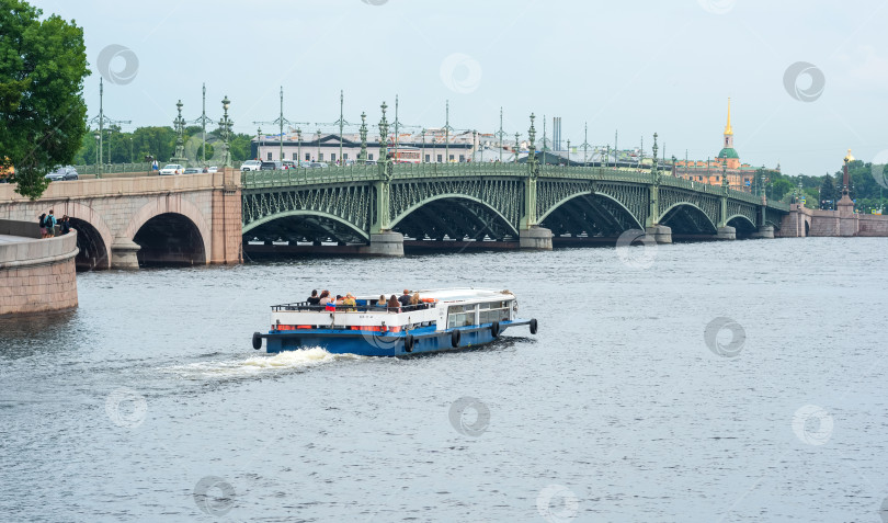 Скачать водный трамвай на Неве с историческим Троицким мостом на заднем плане фотосток Ozero