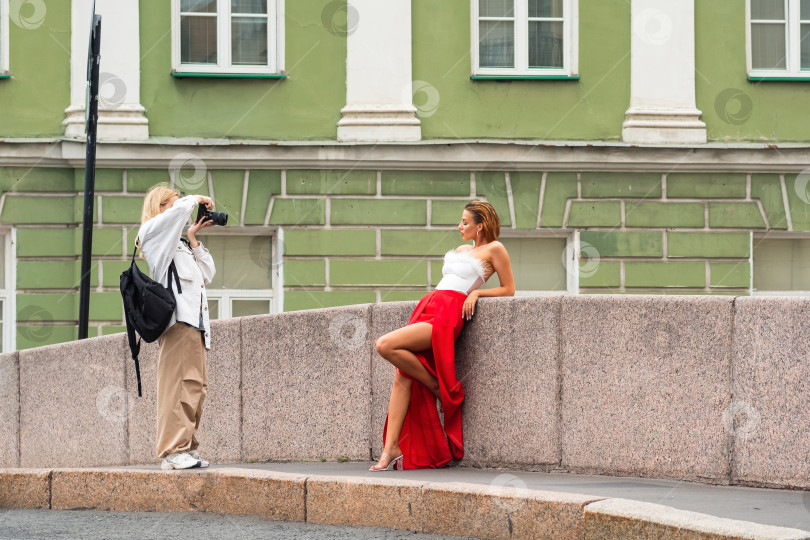 Скачать модель позирует фотографу на мосту на фоне исторической архитектуры фотосток Ozero