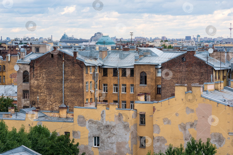 Скачать вид на крыши исторического центра Санкт-Петербурга в пасмурный день фотосток Ozero