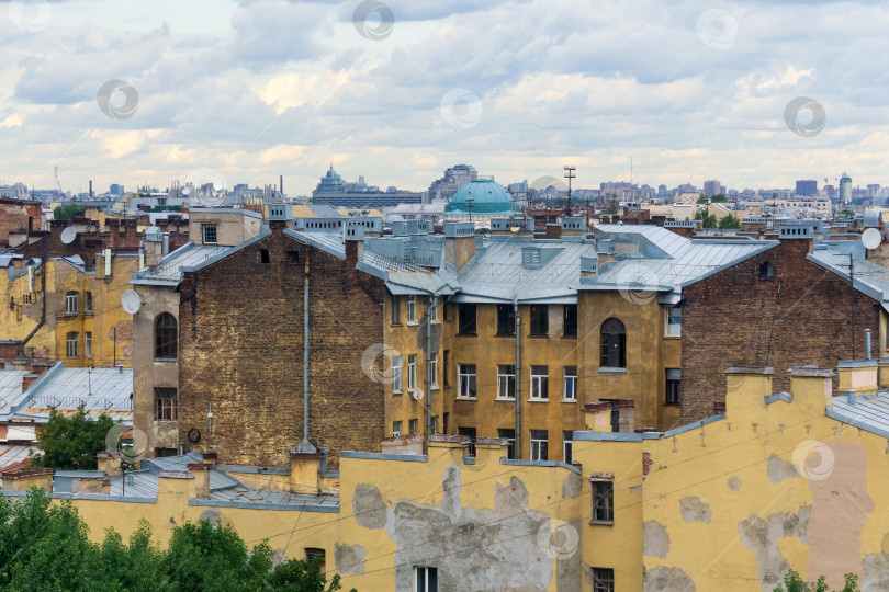 Скачать вид на крыши исторического центра Санкт-Петербурга в пасмурный день фотосток Ozero