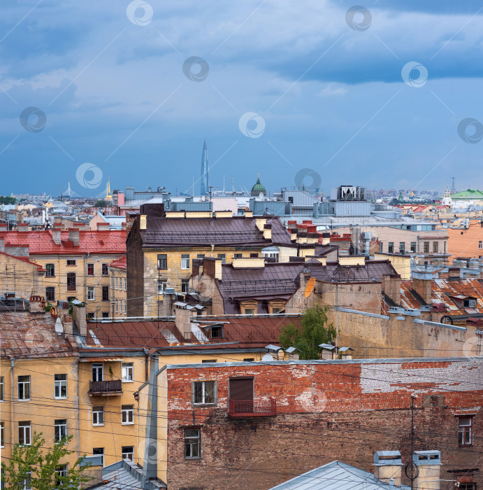Скачать вид сверху на городские крыши в историческом центре Санкт-Петербурга фотосток Ozero