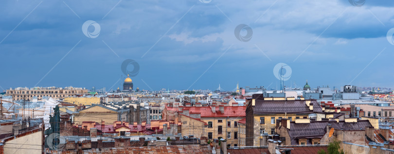 Скачать панорамный вид на городские крыши в историческом центре Санкт-Петербурга в дождливый день фотосток Ozero