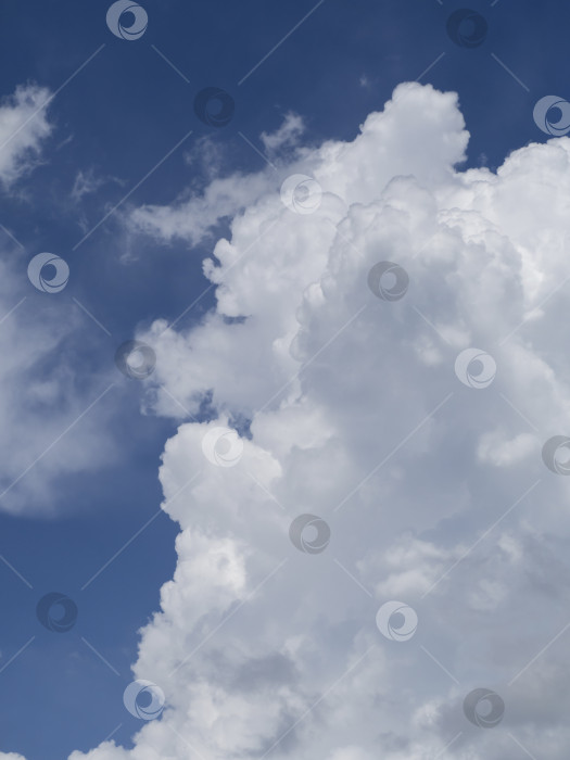 Скачать Большое белое облако в голубом небе над морским пейзажем, большое облако над горизонтом, облачная погода, облачный пейзаж, пространство для копирования фотосток Ozero