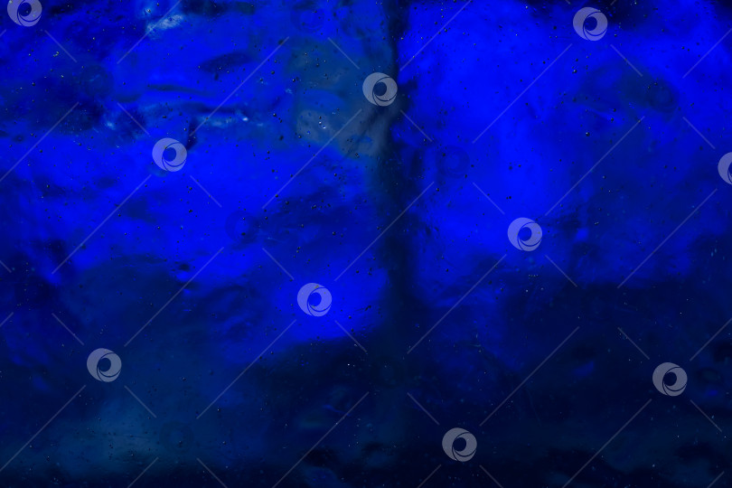 Скачать Прозрачный лед с красивыми узорами, выделенный синим цветом. фотосток Ozero