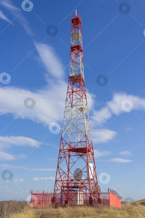 Скачать Вышка телевизионного вещания на фоне неба фотосток Ozero
