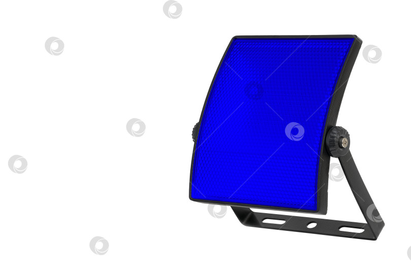 Скачать Синий изолированный изогнутый светодиодный прожектор с креплением на белом фоне. фотосток Ozero