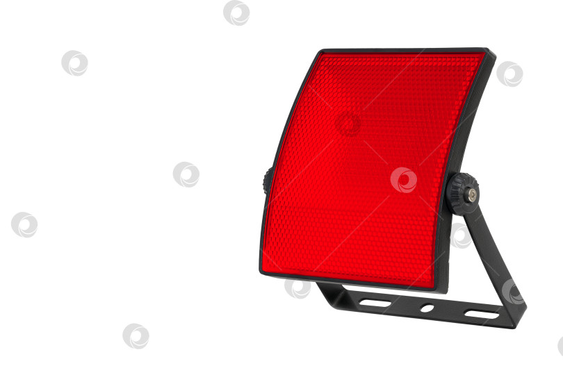 Скачать Красный изолированный изогнутый светодиодный прожектор с креплением на белом фоне. фотосток Ozero