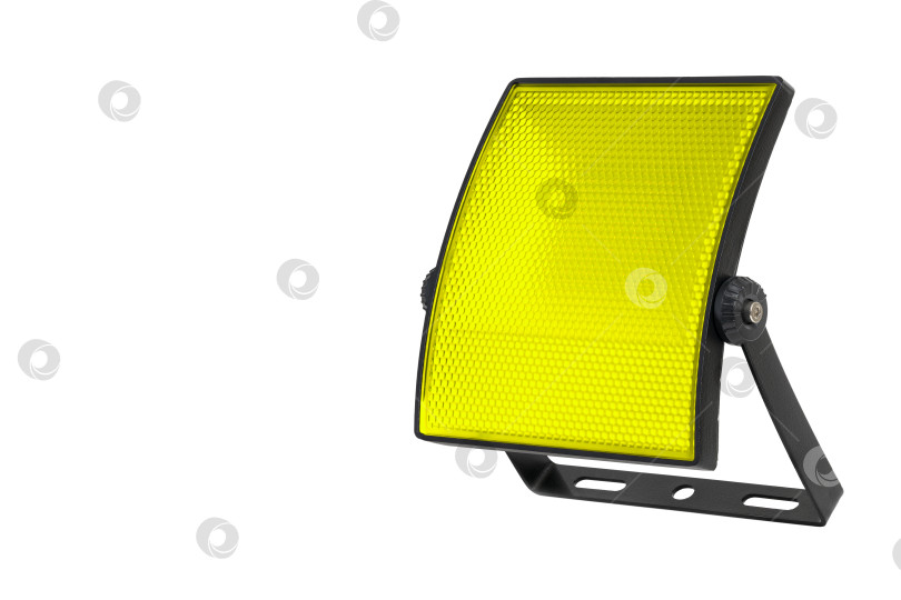 Скачать Желтый изолированный изогнутый светодиодный прожектор с креплением на белом фоне. фотосток Ozero
