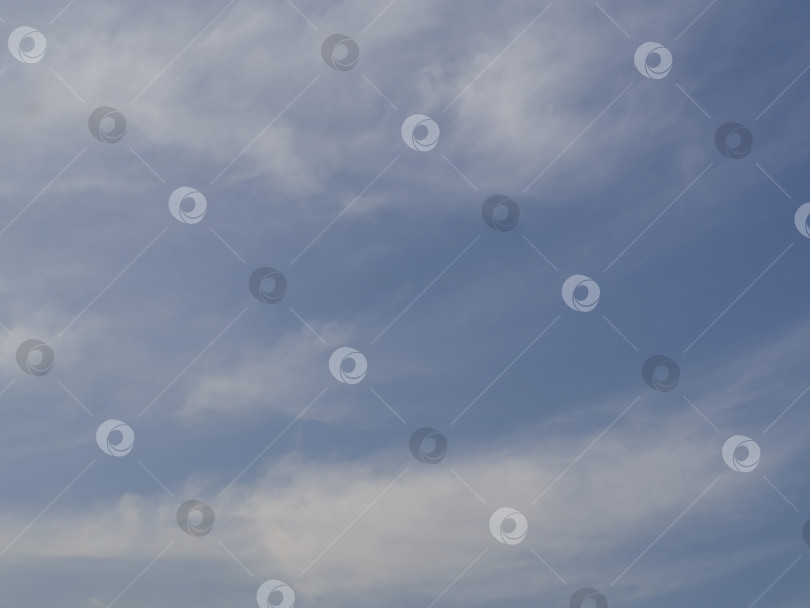 Скачать Естественный фон неба. Легкие белесые облака на серо-голубом небе фотосток Ozero