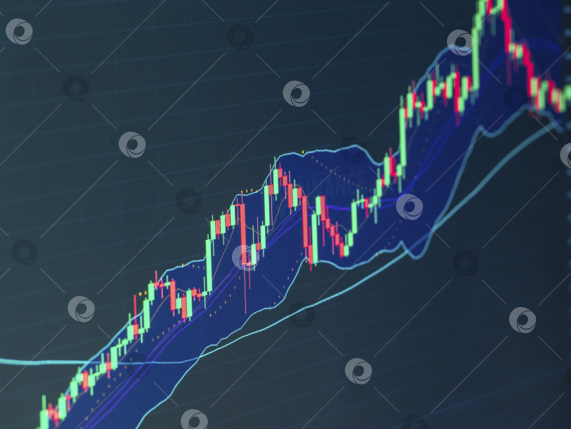 Скачать Финансовый график крупным планом с восходящей свечой и индикаторами фондового или криптовалютного рынка на фоне монитора фотосток Ozero