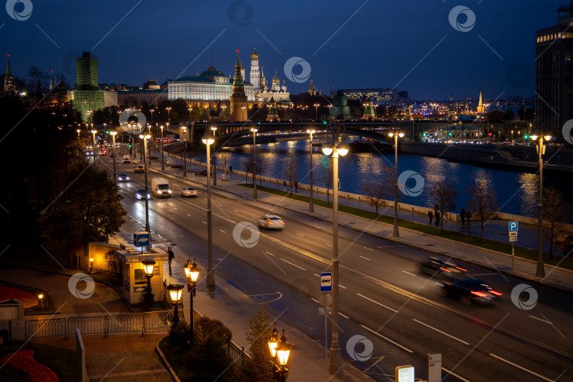 Скачать Ночной вид на Москву-реку и Кремль. фотосток Ozero