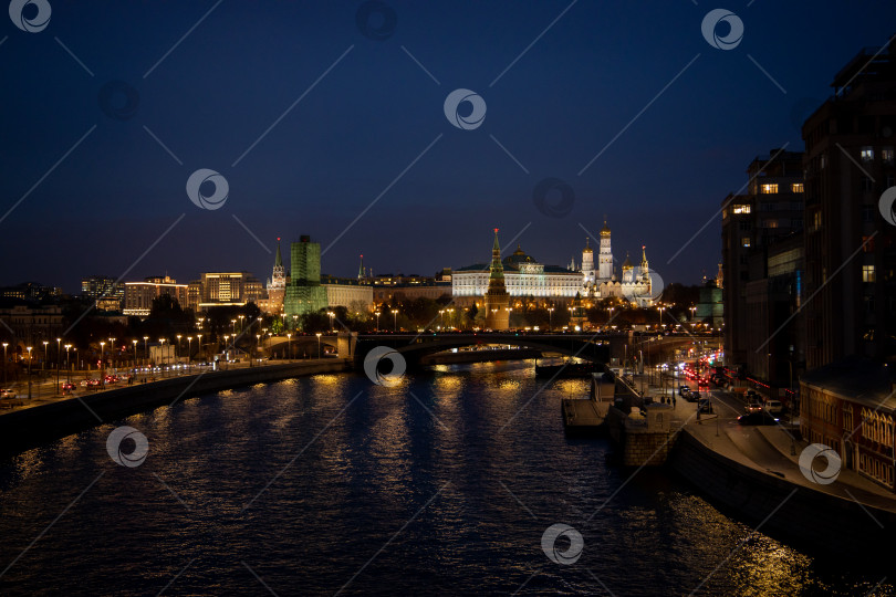 Скачать Ночной вид на Москву-реку и Кремль. фотосток Ozero