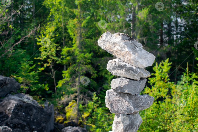 Скачать Каменная пирамида в парке Рускеала, Карелия, в солнечный день. Стопка камней, указывающая правильный путь. фотосток Ozero