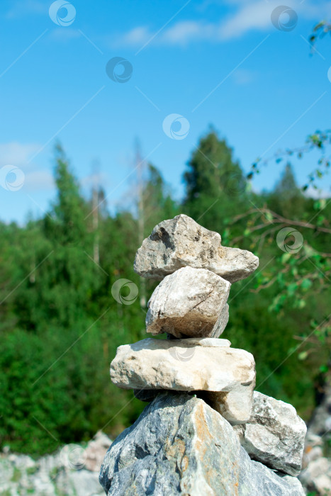 Скачать Каменная пирамида в парке Рускеала, Карелия, в солнечный день. Стопка камней, указывающая правильный путь. фотосток Ozero