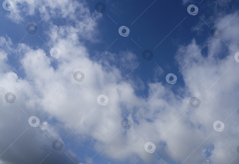 Скачать Белые пушистые облака на безмятежном голубом небе. фотосток Ozero