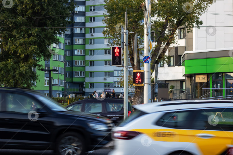Скачать Беларусь, Минск - 20 сентября 2023 года: Автомобили на дороге и пешеходный светофор фотосток Ozero