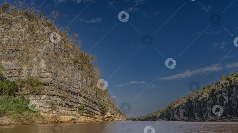 Скачать Крутые скалистые берега реки на фоне голубого неба. фотосток Ozero