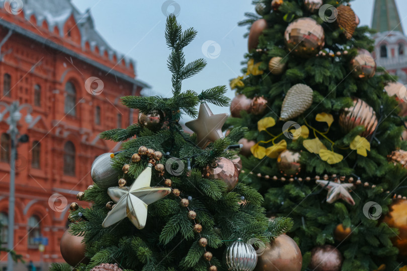 Скачать рождественские елки, украшенные игрушками фотосток Ozero