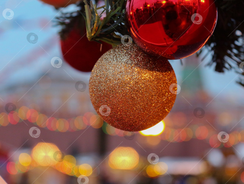 Скачать рождественские шары с гирляндами фотосток Ozero
