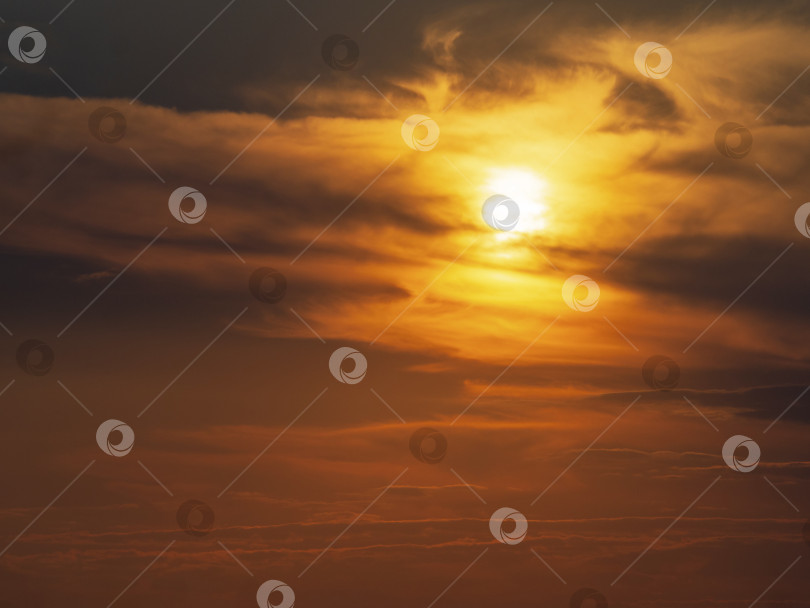 Скачать Размытый драматический небесный закат с облаками, которые солнце окрашивает в оранжевый цвет. Мягкий фокус, движение размытое. Красивый естественный фон закатного неба фотосток Ozero