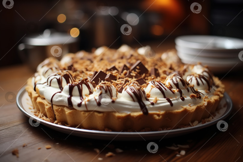 Скачать Пирог баноффи, крупный план традиционного сладкого английского десерта на тарелке на деревянном столе фотосток Ozero