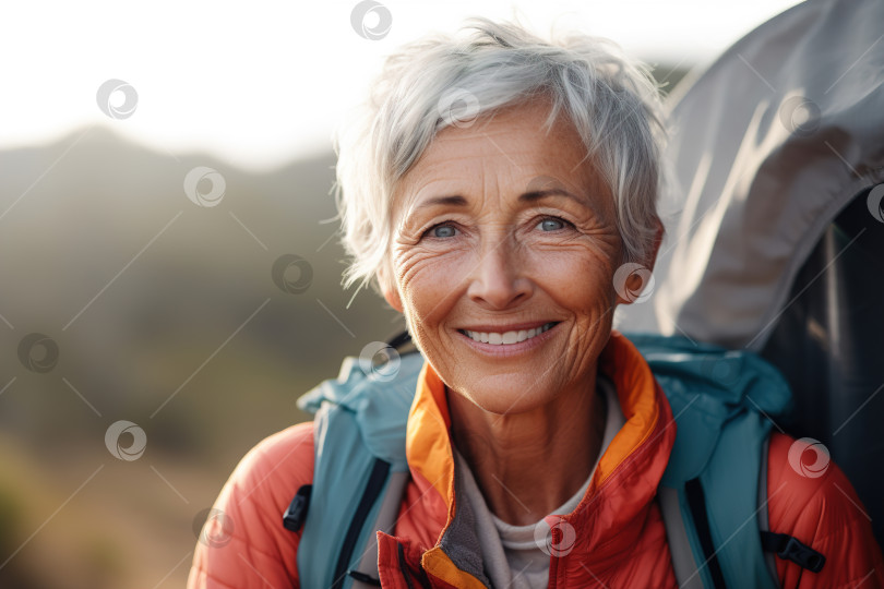 Скачать Пожилые люди и активный образ жизни, концепция оздоровления. Счастливая пожилая кавказская женщина-путешественница, улыбающаяся пожилая жизнерадостная женщина с рюкзаком в походе на открытом воздухе фотосток Ozero