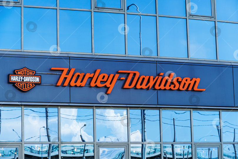 Скачать Вывеска Harley Davidson с логотипом над входом в магазин в Санкт-Петербурге фотосток Ozero