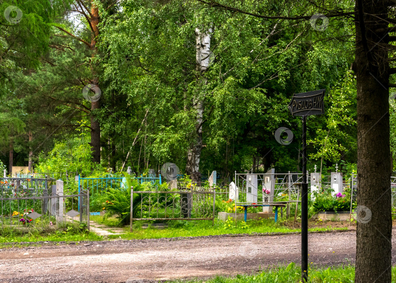 Скачать Указатель на Городском Пошехонском кладбище, направляющий к могиле поэта Рубцова Н.М. фотосток Ozero