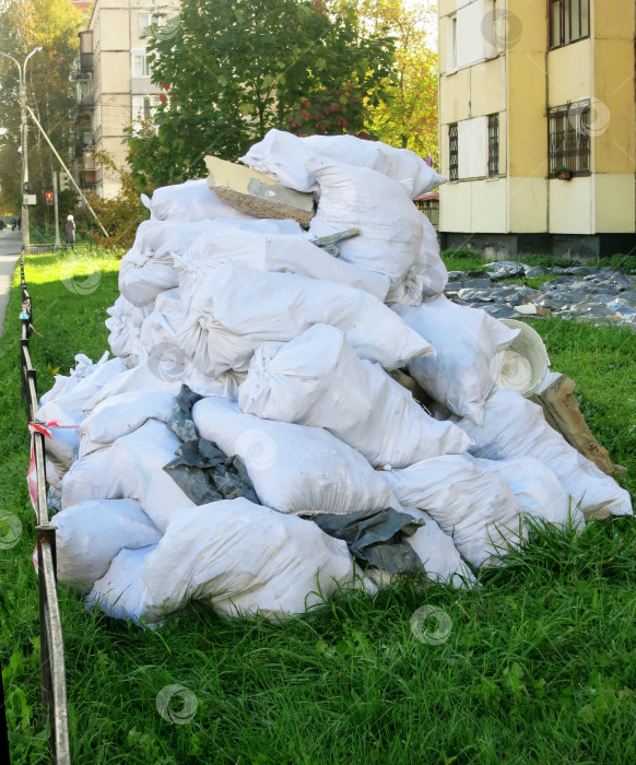 Скачать Мусорные пластиковые пакеты со строительным мусором на улице фотосток Ozero