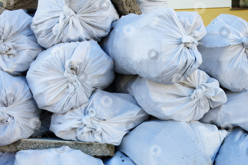 Скачать Мусорные пластиковые пакеты со строительным мусором на улице фотосток Ozero