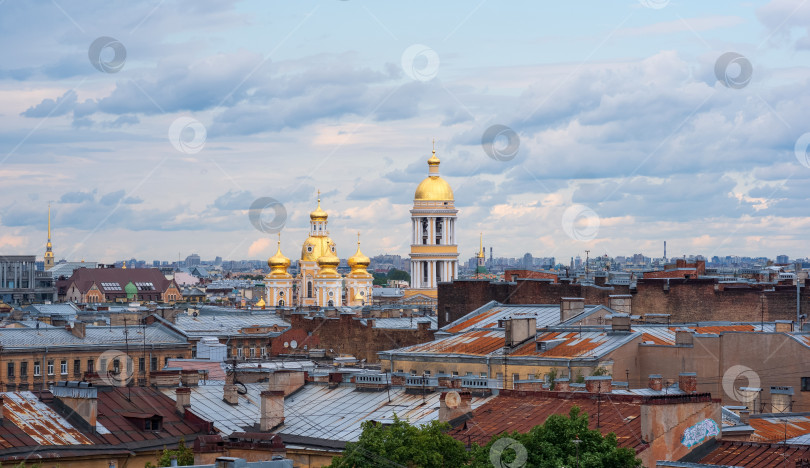 Скачать вид сверху на городские крыши в историческом центре Санкт-Петербурга перед началом грозы фотосток Ozero