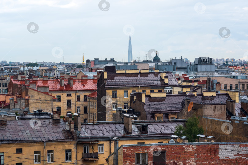 Скачать вид сверху на городские крыши в историческом центре Санкт-Петербурга фотосток Ozero