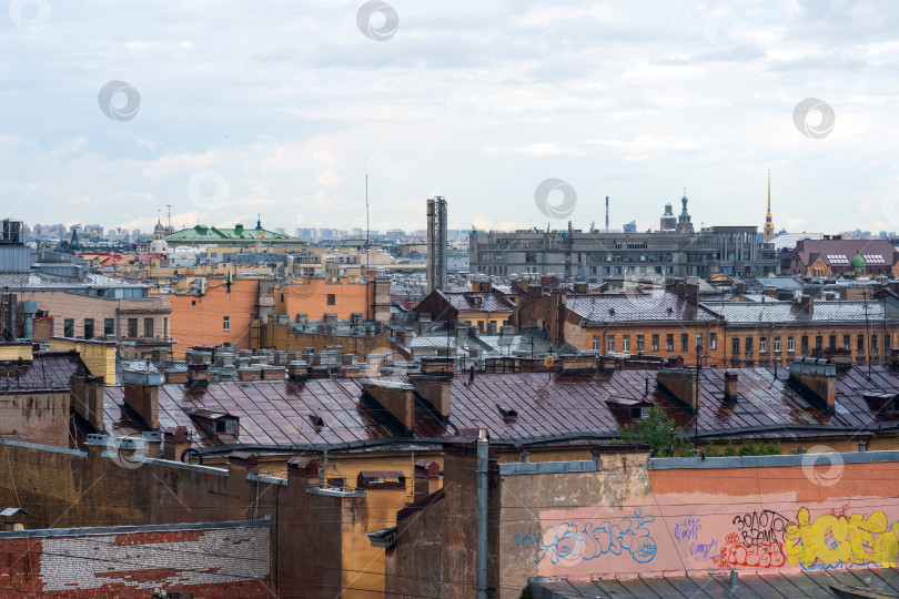 Скачать вид сверху на городские крыши в историческом центре Санкт-Петербурга фотосток Ozero