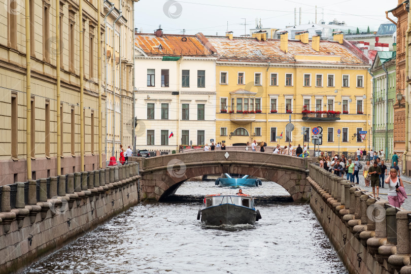 Скачать вид на набережную реки Мойки в историческом центре Санкт-Петербурга фотосток Ozero