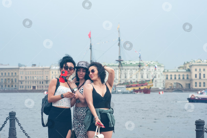Скачать туристки-женщины делают групповое селфи на смартфон на фоне исторических достопримечательностей фотосток Ozero