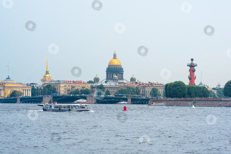 Скачать вид на Дворцовый мост, Исаакиевский собор, шпиль здания Адмиралтейства и Ростральную колонну в Санкт-Петербурге. фотосток Ozero