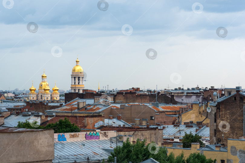 Скачать вид на крыши домов в историческом центре Санкт-Петербурга во время дождя фотосток Ozero