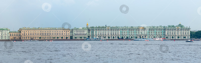 Скачать вид на Старый Эрмитаж, Малый Эрмитаж и Зимний дворец с берега Невы в Санкт-Петербурге фотосток Ozero