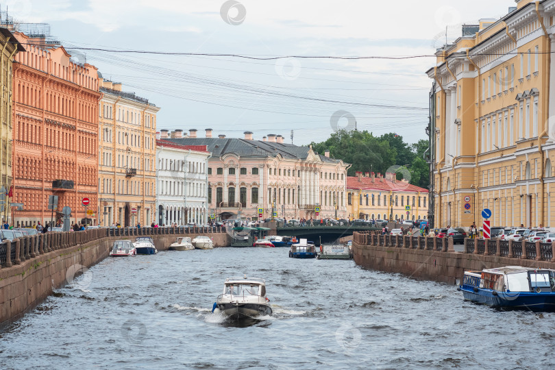 Скачать вид на набережную реки Мойки в историческом центре Санкт-Петербурга фотосток Ozero