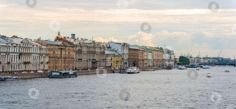 Скачать вид на Неву в историческом центре Санкт-Петербурга с Дворцовой набережной фотосток Ozero