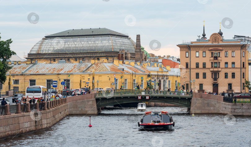 Скачать пейзаж исторического центра Санкт-Петербурга с видом на Первый инженерный мост через реку Мойку фотосток Ozero